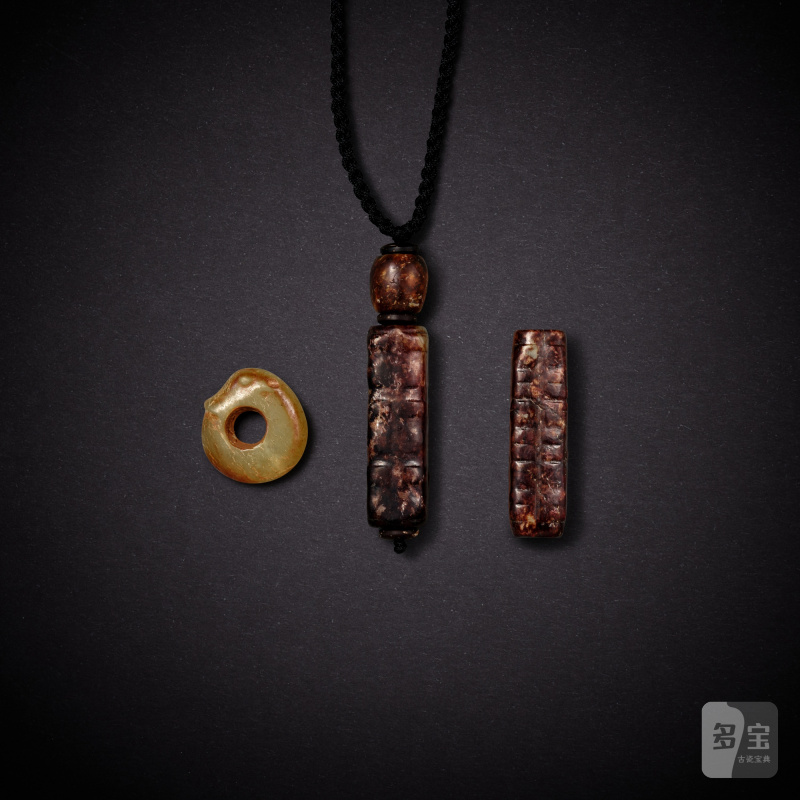 Two jade congs and a jade 'dragon' ring, Ming dynasty or earlier | 明或更早 玉琮兩件及玉龍形環一件 - 图2